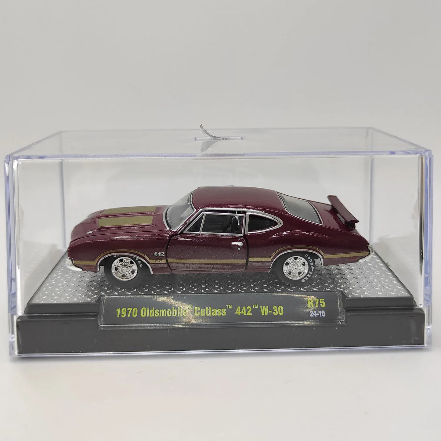 M2 Machines 1:64 Scale Diecast Alloy 1970 Oldsmobile Cutlass 442 W-30