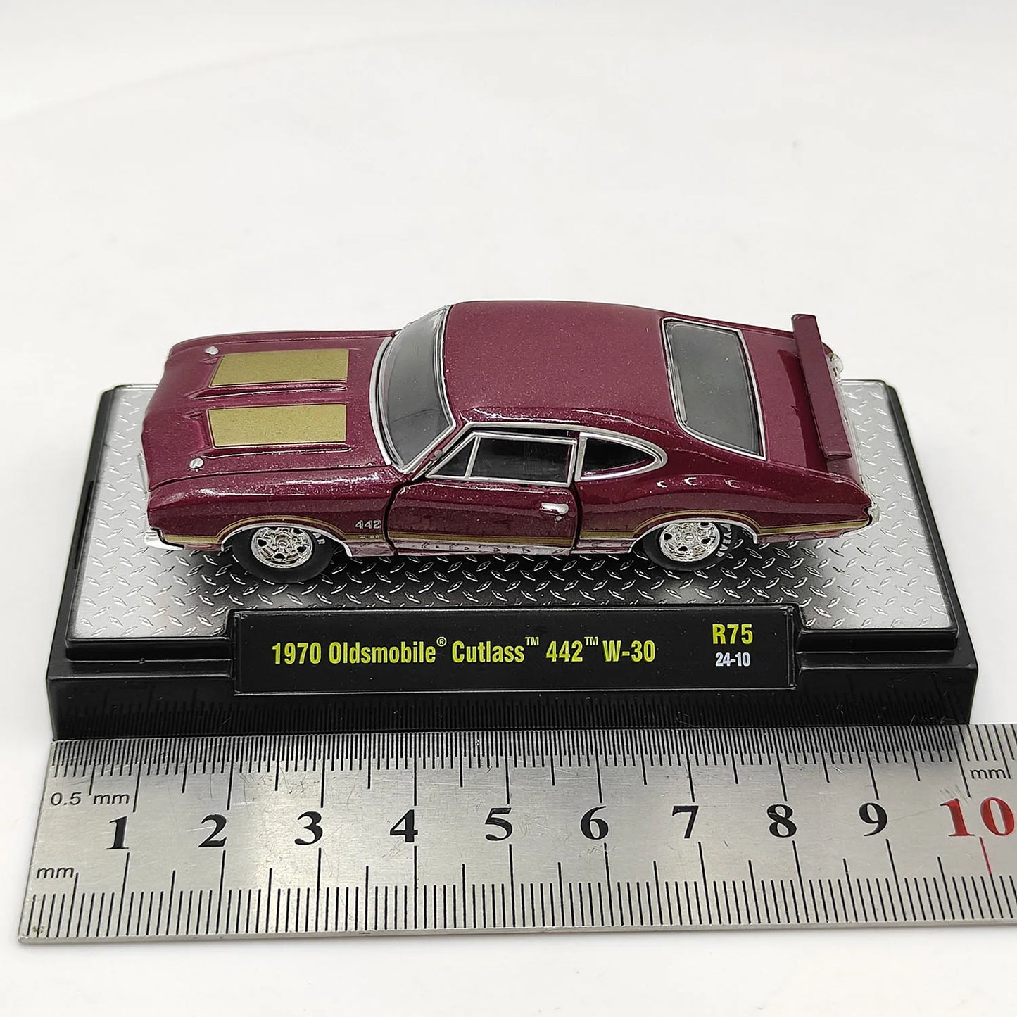 M2 Machines 1:64 Scale Diecast Alloy 1970 Oldsmobile Cutlass 442 W-30