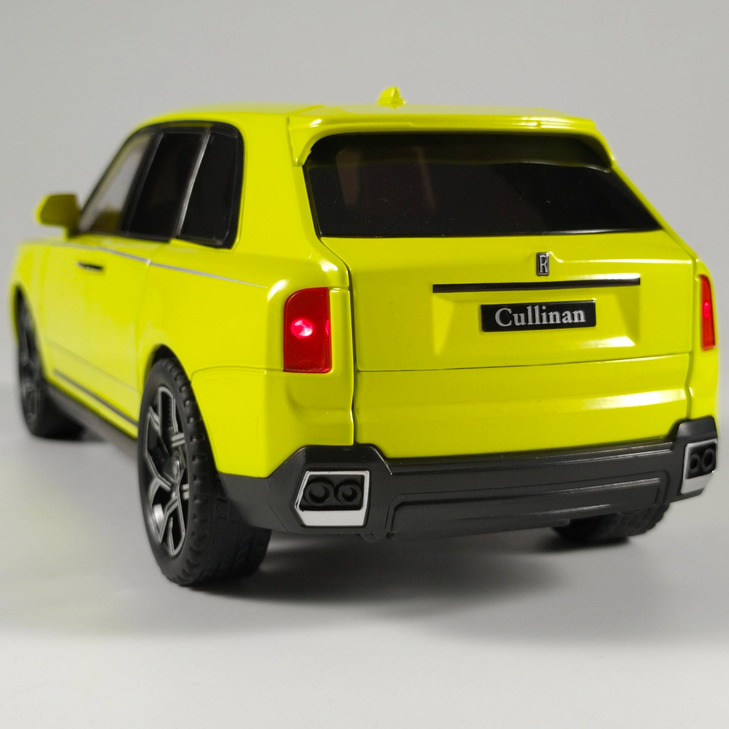 1:24 Rolls Royce Cullinan SUV