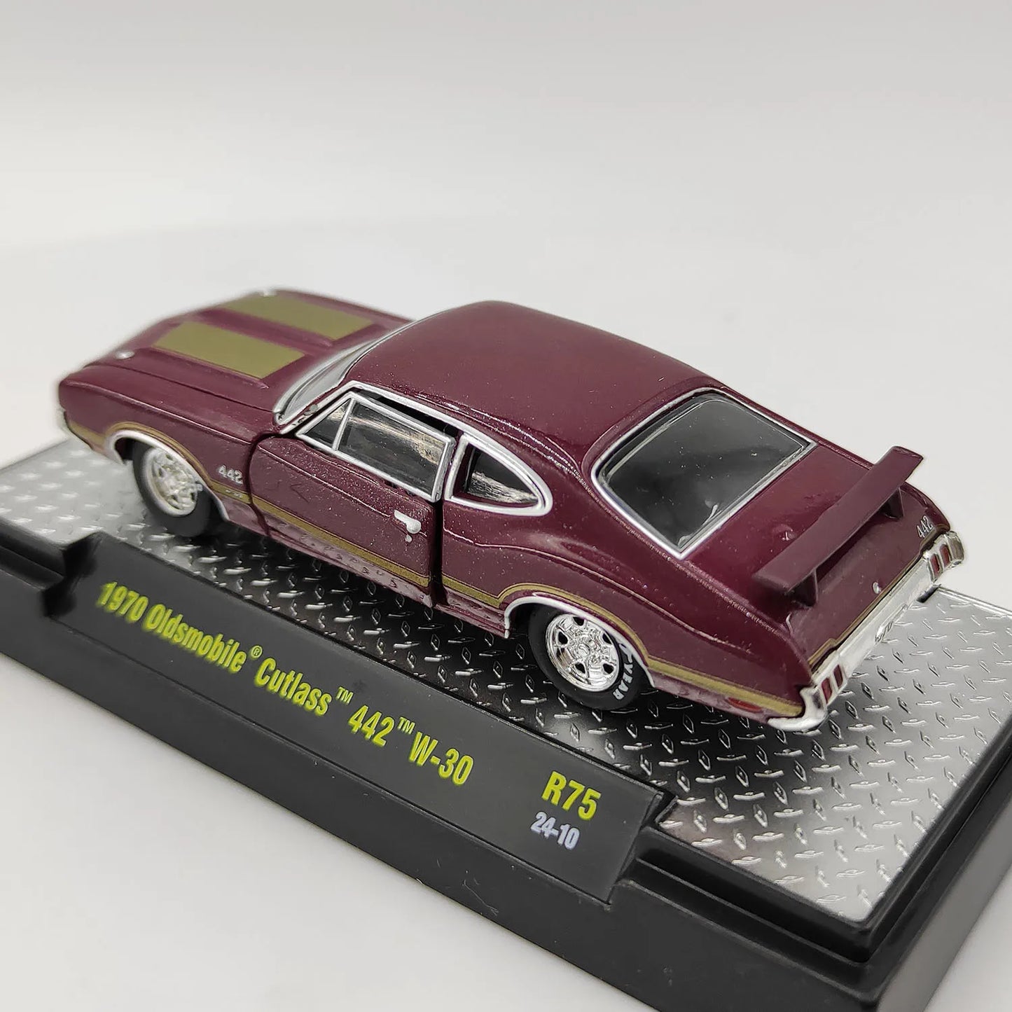 M2 Machines 1:64 Scale Diecast Alloy 1970 Oldsmobile Cutlass 442 W-30