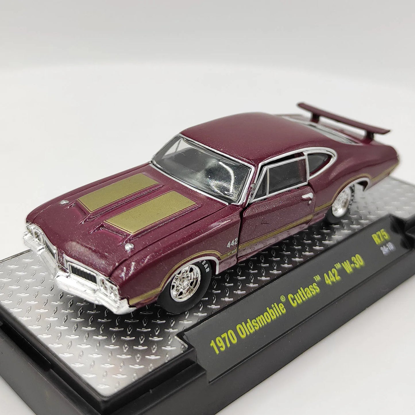 M2 Machines 1:64 Scale Diecast Alloy 1970 Oldsmobile Cutlass 442 W-30