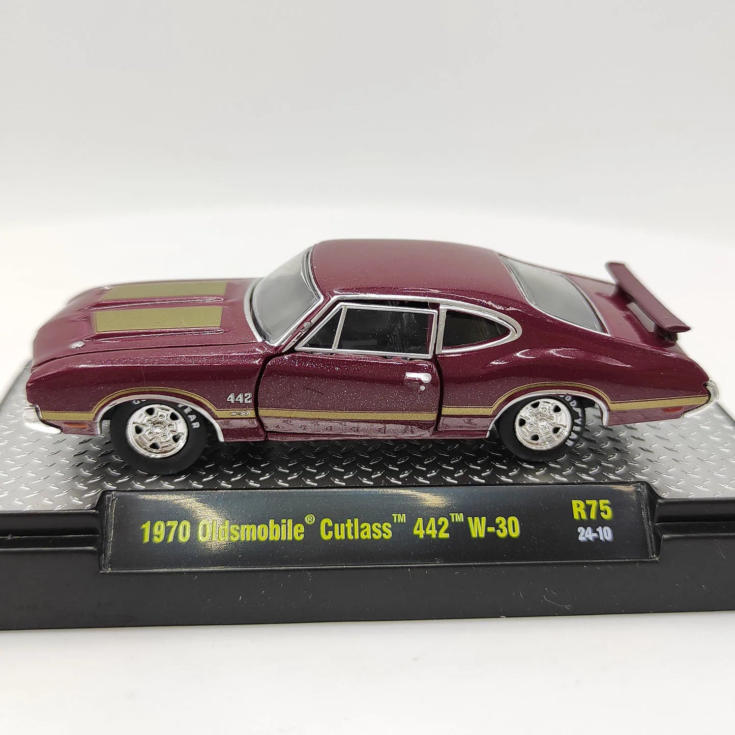 M2 Machines 1:64 Scale Diecast Alloy 1970 Oldsmobile Cutlass 442 W-30
