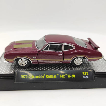 M2 Machines 1:64 Scale Diecast Alloy 1970 Oldsmobile Cutlass 442 W-30