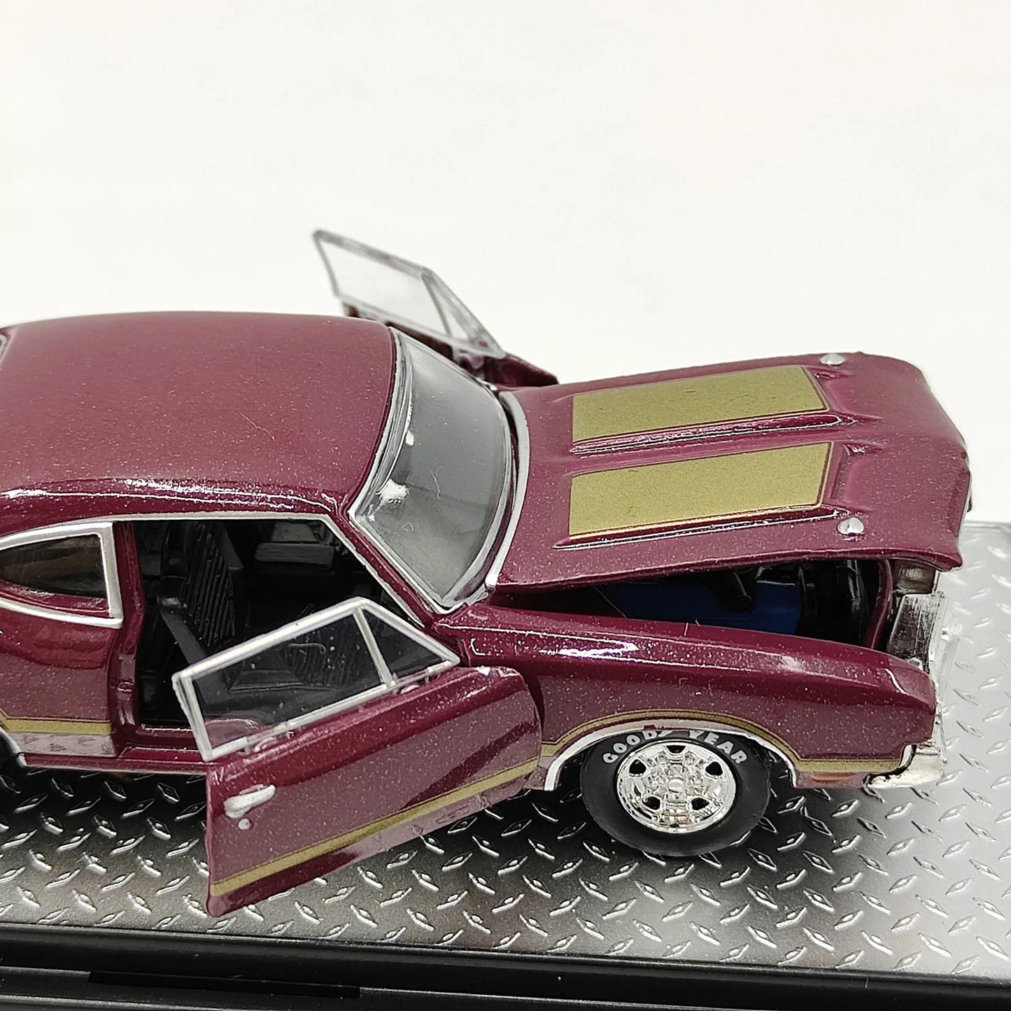 M2 Machines 1:64 Scale Diecast Alloy 1970 Oldsmobile Cutlass 442 W-30